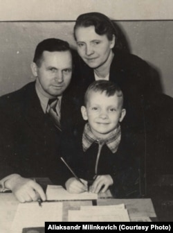 Аляксандар Мілінкевіч з бацькамі. 1954 год