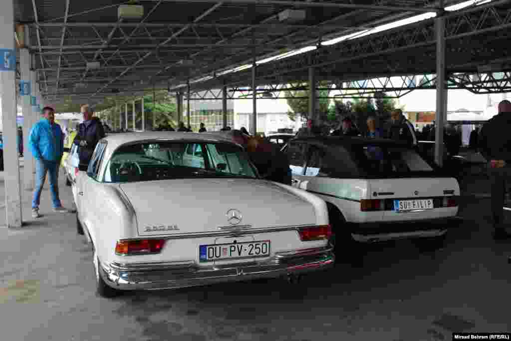 Jedni do drugih, stari automobili na skupu oldtimera u Mostaru, iz Hrvatske (lijevo) i Srbije (desno)