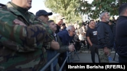 Protestues të mbledhur pranë Kuvendit.