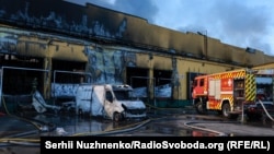 Пожежа на складських приміщеннях, яка спалахнула через російський обстріл ракетами. Бучанський район, Київщина, 1 серпня 2026 року