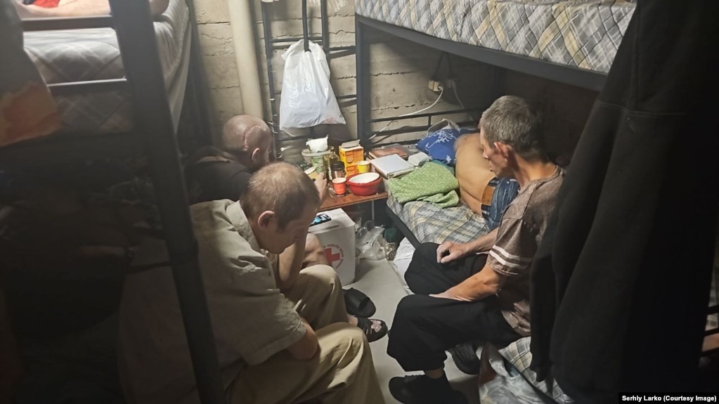 Приміщення, у якому перебувають українці у буферній зоні на грузинському кордоні