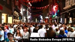 Ulice centra Sarajeva pune, rijetki se pridržavaju epidemioloških mjera (13. august 2021.)