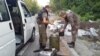 Развоз продовольствия по позициям сепаратистов в районе села Пески на окраине Донецка
