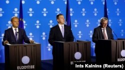 ESTONIA -- (L-R) President of the European Council Donald Tusk, Estonia's Prime Minister Juri Ratas and President of the European Commission Jean-Claude Juncker attend a news conference during the European Union Tallinn Digital Summit in Tallinn, Estonia,