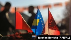 Flamujt e Kosovës dhe Shqipërisë - fotografi ilustruese.