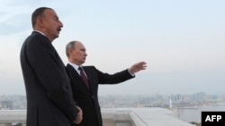 აზერბაიჯანის პრეზიდენტი ილჰამ ალიევი (მარცხნივ) და მისი რუსი კოლეგა ვლადიმირ პუტინი ბაქოში შეხვედრისას