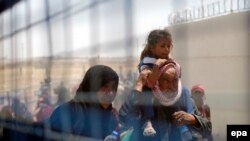 Refugiați sirieni la granița cu Turcia