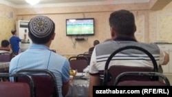 Futbol janköýerleri oýna tomaşa edip otyr. (arhiw suraty)