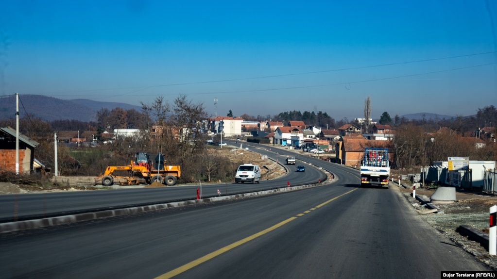 Magjistralja e asfaltuar në dalje të Prishtinës drejt Podujevës.