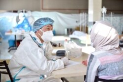 Коронавирус пандемия кезінде жұмыс жатқан дәрігер.