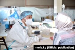 Gotovo 100 medicinskih volontera stiglo je u Kirgistan kada se zemlja početkom ove godine suočila s velikim nedostatkom zdravstvenih radnika, bolničkih kreveta, lijekova i opreme.