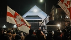 У чаканьні вызваленых палітзьняволеных ля амбасады ЗША ў Вільні. 13 сьнежня 2025