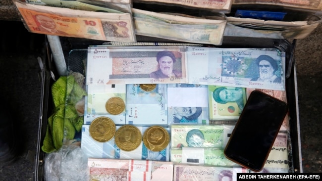 تلاطم در بازار ارز و سکه ایران در نتیجه بحران اقتصادی کشور ادامه دارد