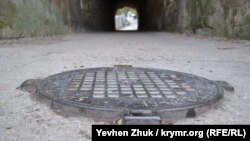 Старый канализационный люк в Севастополе