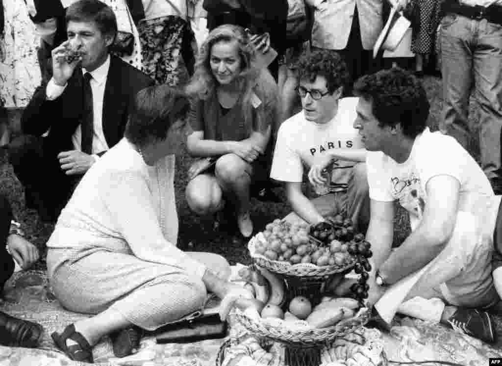 Angela Merkel (left), then Germany's family and youth minister, talks with students visiting an international youth meeting in Bayreuth in August 1992.