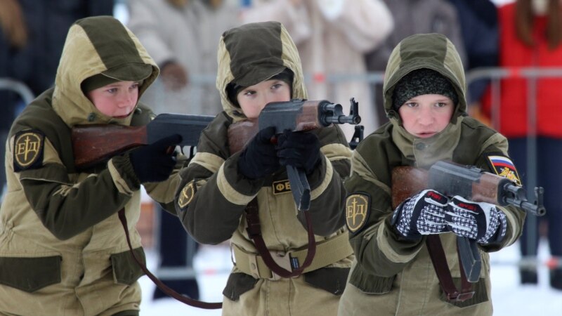«Воспитать защитников режима»: кто способствует российской милитаризации образования в Крыму
