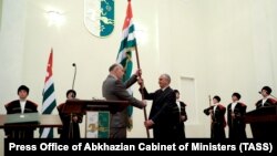 Ասլան Բժանիան ստանձնեց Աբխազիայի փաստացի նախագահի լիազորությունները, Սուխումի, 23 ապրիլի, 2020թ. 