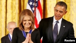 FOTO DE ARHIVĂ: Președintele SUA, Barack Obama, îi înmânează Medalia Prezidențială a Libertății activistei pentru drepturile femeilor Gloria Steinem, pe 20 noiembrie 2013.