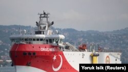 Turski seizmički istraživački brod Oruc Reis plovi Bosforom u Istanbulu u Turskoj, 3. oktobra 2018.