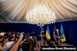 Дональд Трамп та Володимир Зеленський відповідають на запитання журналістів після переговорів в клубі Трампа Mar-a-Lago у Палм-Біч. США, 28 грудня 2025 року