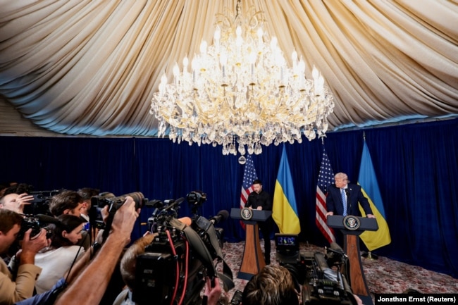 Дональд Трамп та Володимир Зеленський відповідають на запитання журналістів після переговорів в клубі Трампа Mar-a-Lago у Палм-Біч. США, 28 грудня 2025 року