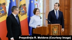 Președinta Maia Sandu, prezentându-l pe candidatul la funcția de premier, Vasile Tofan (dreapta), alături de liderul PAS, Igor Grosu