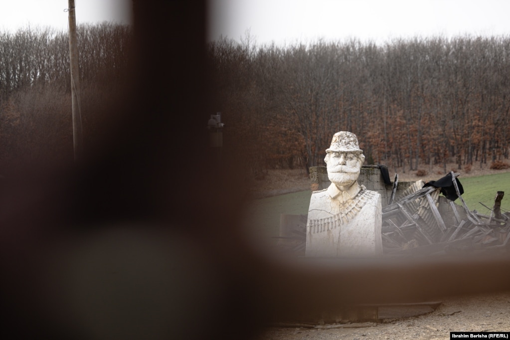 Statuja e Adem Jasharit, e cila po ashtu ka filluar të dëmtohet nga koha, është e vendosur përpara shtëpisë ku ai u vra.