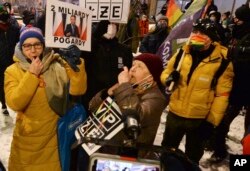 Protestatari la Varșovia, în fața sediului televiziunii de stat cu pancarte pe care scrie „Libertatea presei”, Varșovia, Polonia, 10 februarie 2021.