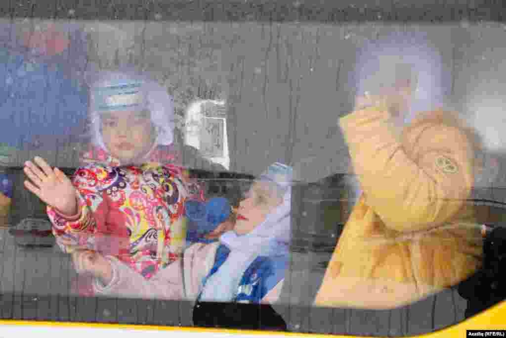 Gyerekek utaznak busszal a tatárföldi Kukmor valenki (filccsizma) fesztiváljára Oroszországban január 5-én&nbsp;