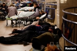 Kieveni adăpostiți la metrou, pe 28 august.
