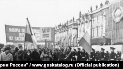 Колонна Ленинградского народного фронта на Дворцовой площади, 1989 год