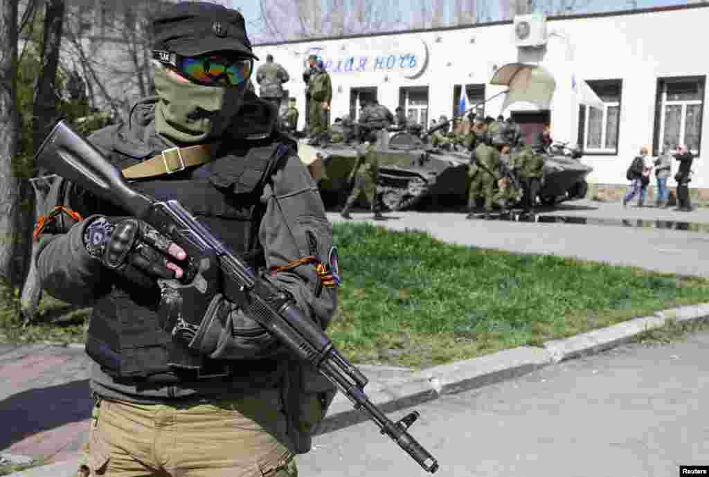 Проросійський бойовик охороняє бронетехніку біля міськради в Слов&#39;янську, 16 квітня 2014 року