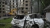 Спасатели расчищают завалы разрушенного жилоого дома после российского ракетного удара. Киев, 24 июня 2025 года