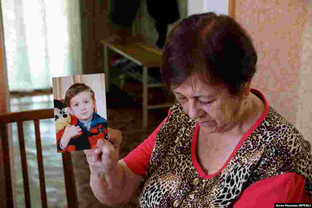 Аліє Чийгоз показує фотографію маленького сина Ахтема, якого зараз судять за протидію анексії Криму