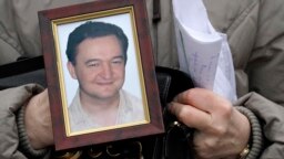 Портрет на Сергей Магнитски в ръцете на майка му Наталия