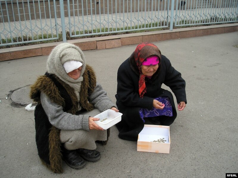 Казахстанские пенсионерки просят милостыню. 5 декабря 2008 года.