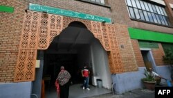 Џамијата Ислах во Монтреј, на периферијата на Париз, 9 септември. Истиот ден претходно, на влезот од зградата беа откриени свински глави