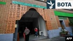 Një xhami në Paris ku ishin vendosur koka derri, 9 shtator 2025.