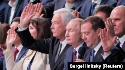 Boris Grîzlov, Vladimir Putin și Dmitri Medvedev, la congresul al XIX-lea al Partidului Rusia Unită, din 2019