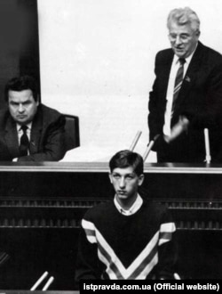 Flanked by Deputy Parliament Chairman Ivan Plyushch (left) and Chairman Leonid Kravchuk (right), student leader Oles Doniy addresses parliament on October 15, 1990. Kravchuk later became the first president of an independent Ukraine.
