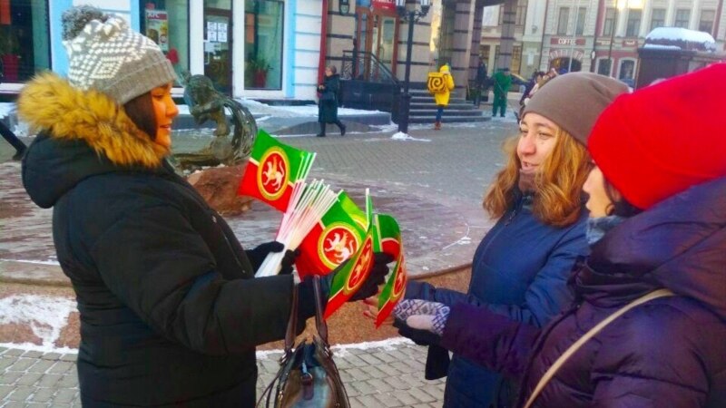 Татарстан байрагы көнендә татар активистлары Казанда байракчыклар таратты