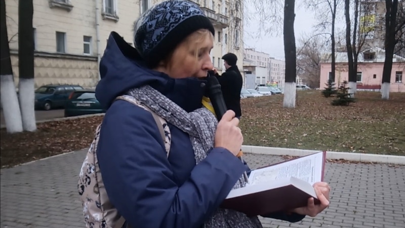В Кирове активистка выплатит штраф за чтение имен репрессированных на акции 
