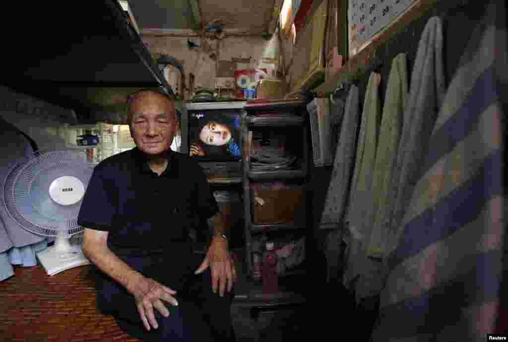 Wong Chun-sing, 91, posed inside his &quot;cubicle&quot; home in Hong Kong in 2009.&nbsp;