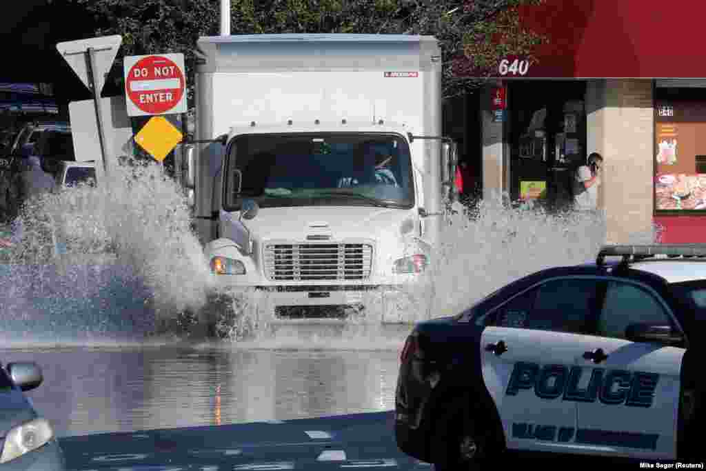 Mamaroneck, New York állam. Egy kamion próbál meg áthajtani az elöntött utcán szeptember 2-án