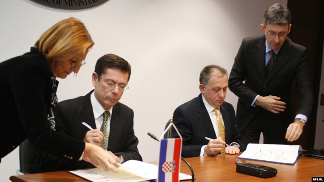 Ministri pravde BiH i Hrvatske, Bariša Čolak i Ivan Šimonović prilikom potpisivanja sporazuma, Foto: Midhat Poturović 