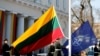 Сьцягі Літвы і NATO на сьвяткаваньні 15-х угодкаў далучэньня Літвы да альянсу. Вільня, 2025