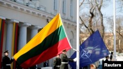 Litvánia és a NATO zászlaja a balti ország csatlakozásának 15. évfordulóján, 2019. március 30-án Vilniusban