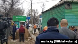 Нурлан Мотуевдин тандыры менен павильонун бузуу учуру. Бишкек, Кыргызстан.