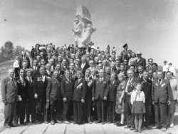Бывшие курсанты Подольского училища на открытии памятника на Ильинском рубееже