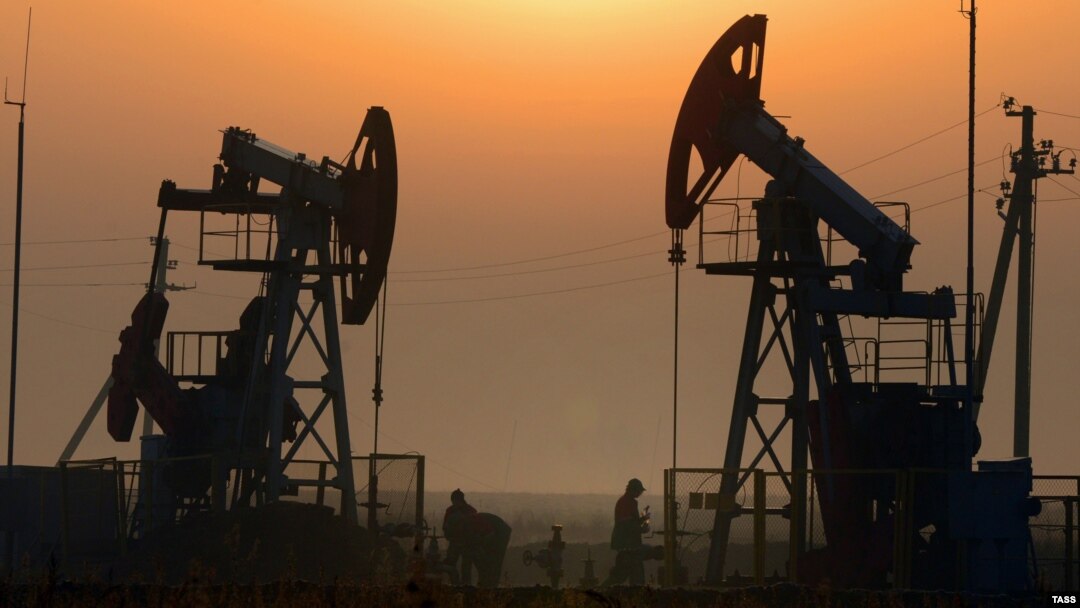 В середине февраля цены на нефть вновь начали снижаться, однако на этот раз курс рубля за ними не последовал.
